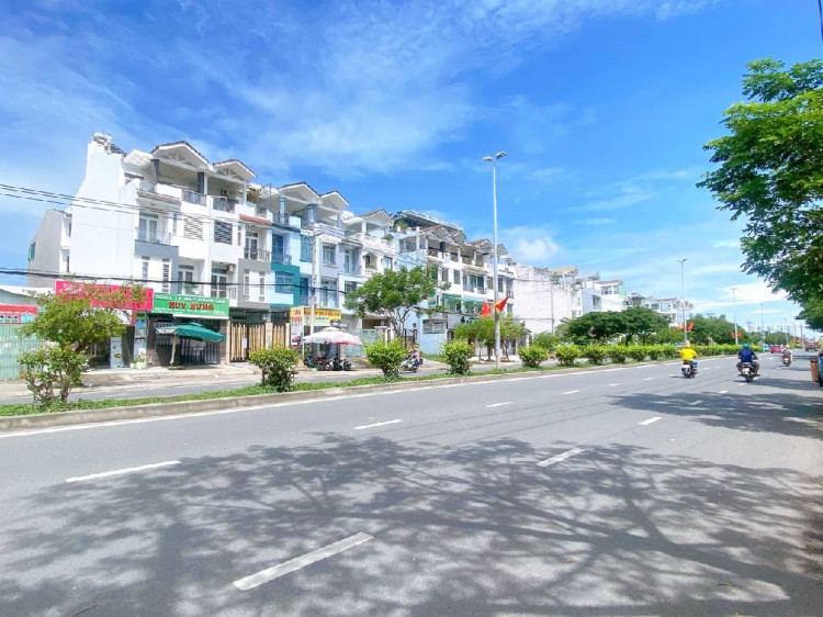 Hình ảnh Bán nhà mặt tiền 679 Phạm Hùng, xã Bình Hưng