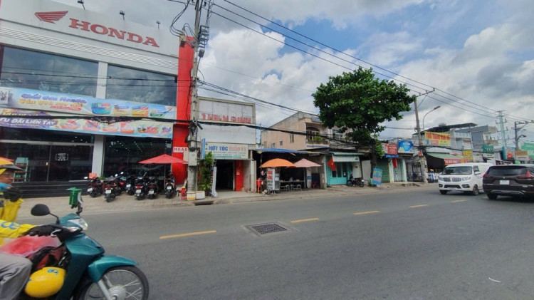 Hình ảnh Bán nhà mặt tiền 693 Quốc Lộ 50, xã Bình Hưng